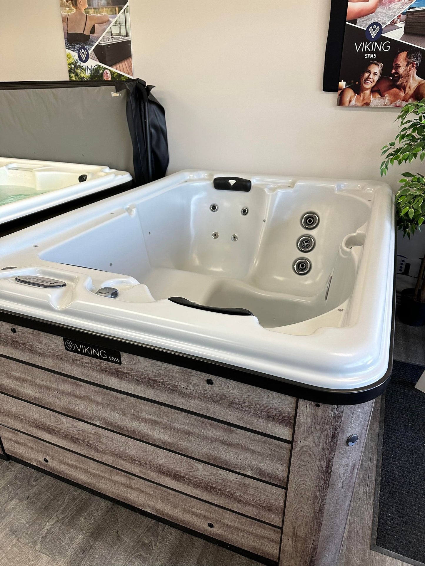 Viking Spa Aurora P+ Floor Model